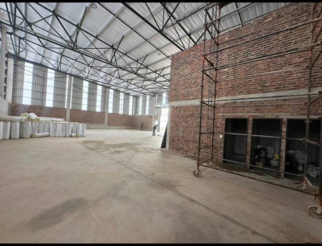 555M² WAREHOUSE TO LET IN LANSERIA